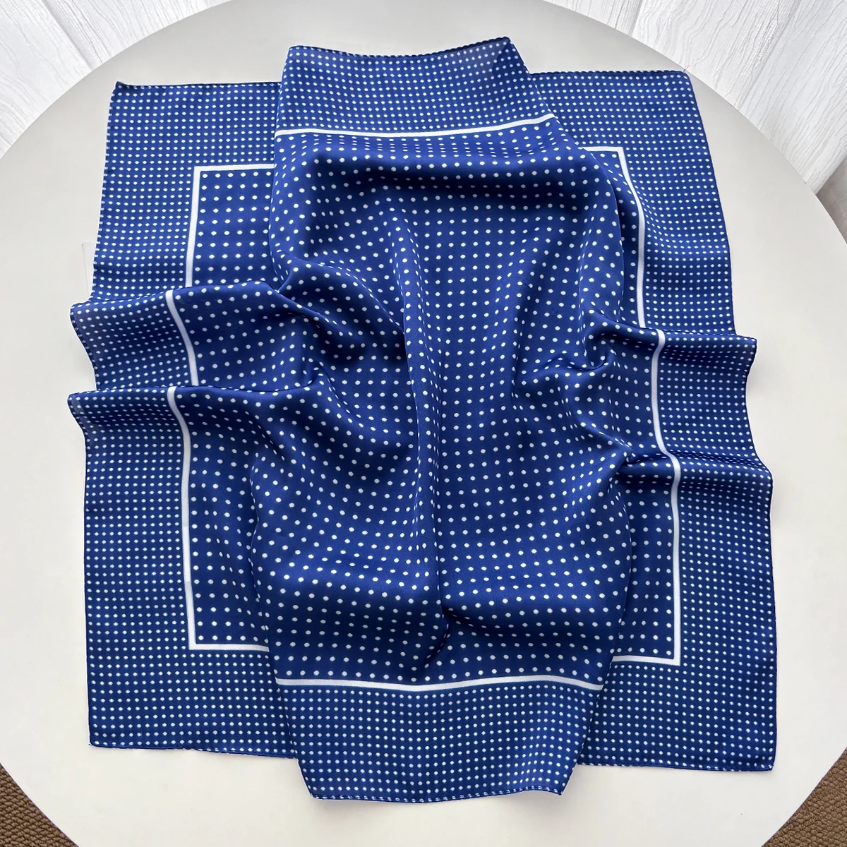 وشاح نسائي أنيق من الساتان الن - مراجعة Silk Scarf Square وسعره